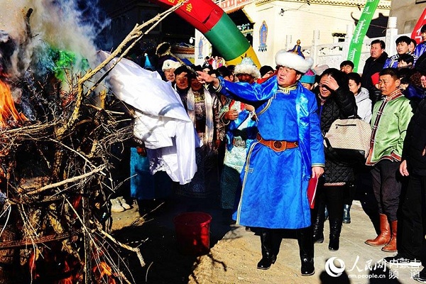 Mongolians exalt fire spirit in Bayannur