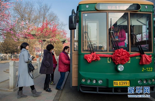 Tourists enjoy retro transport in Hohhot