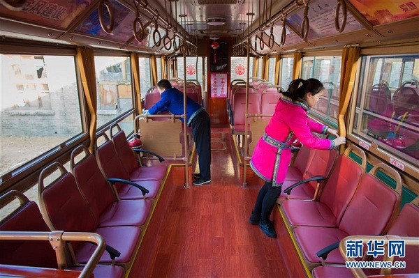 Tourists enjoy retro transport in Hohhot