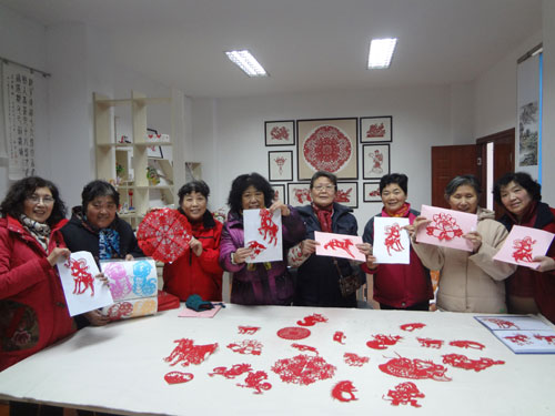 New Year's atmosphere brought by Yuexiu paper-cuts