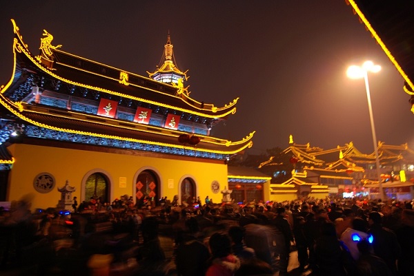 Wuxi's Spring Fest closes with lanterns and dancing