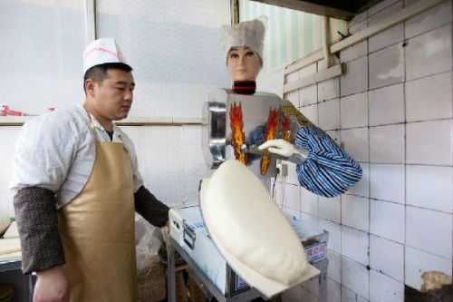 Robot noodle-maker gets the attention of students