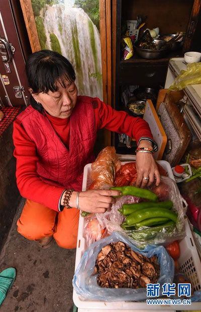 Happy supper for humble NE China street cleaner