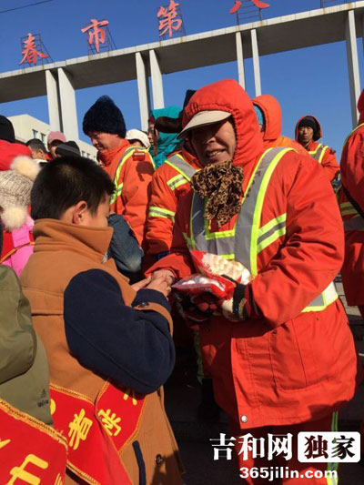 NE China pupils help feed street cleaners