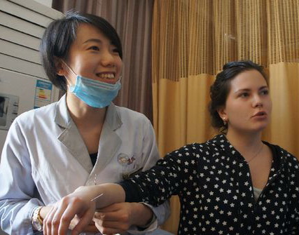 Traditional Chinese medicine therapy amazes overseas students