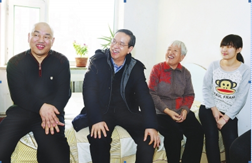 Jilin governor greeting locals for the holiday