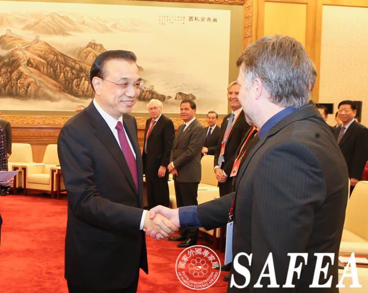 Premier Li Keqiang meets with foreign experts in Beijing