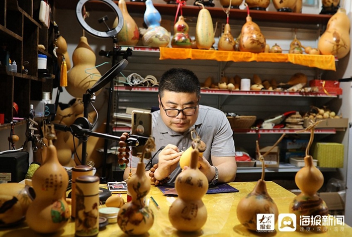 The art of decorating gourds