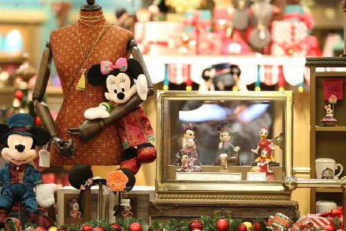 Shanghai Disneyland celebrates its first Christmas season