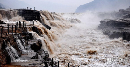 Spectacular spring flood of Hukou waterfall