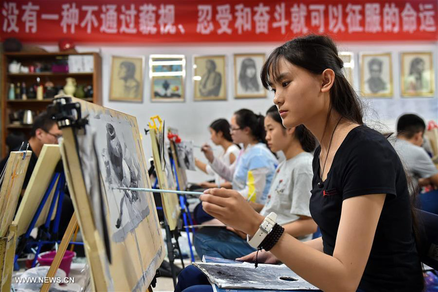 Students take art training classes in N China