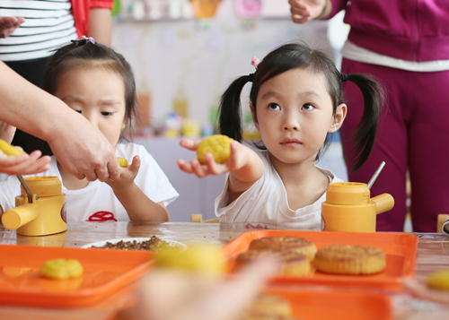 Mooncake activity sets festive mood