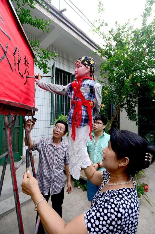 Couples in Shandong preserving puppetry