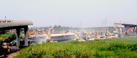 Expressway ramp bridge collapse kills 6, injures 4