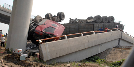 Expressway ramp bridge collapse kills 6, injures 4