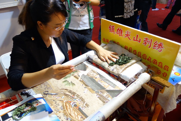 Handicraft works are highly welcomed at Yunnan Cultural Industry Expo