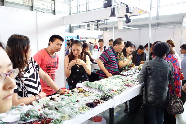 Handicraft works are highly welcomed at Yunnan Cultural Industry Expo