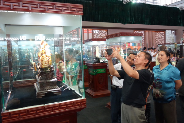 Handicraft works are highly welcomed at Yunnan Cultural Industry Expo