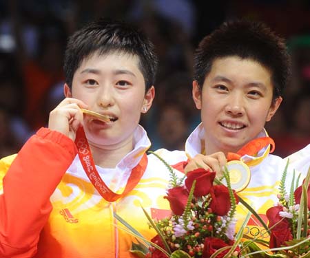 Gold medalists Yu Yang (L)/Du Jing of China pose on the podium during the awarding ceremony of women&apos;s doubles of the Beijing 2008 Olympic Games badminton event in Beijing, China, Aug. 15, 2008. (Xinhua/Luo Xiaoguang) 