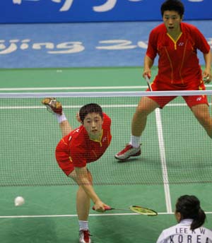 Yu Yang (front)/Du Jing of China compete against Lee Kyungwon/Lee Hyojung of South Korea during women&apos;s doubles gold medal match of the Beijing 2008 Olympic Games badminton event in Beijing, China, Aug. 15, 2008. Yu Yang/Du Jing beat Lee Kyungwon/Lee Hyojung 2-0 and claimed the gold. (Xinhua/Zhang Chen)