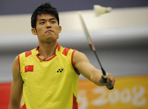 Olympic badminton champion Lin Dan shows his skill during an exhibition match in Hong Kong, August 30, 2008. China&apos;s Olympic gold medallists arrived in Hong Kong on Friday, kicking off their three-day visit to the city. [Xinhua]