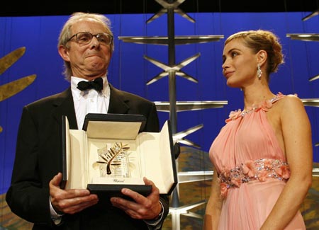 British director Ken Loach (L) receives the Palme d'Or award for his film 'The Wind That Shakes The Barley' from award presenter Emmanuelle Beart during the awards ceremony at the 59th Cannes Film Festival May 28, 2006.