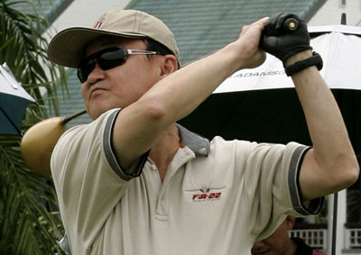 Thaksin meets Cabinet members at golf course