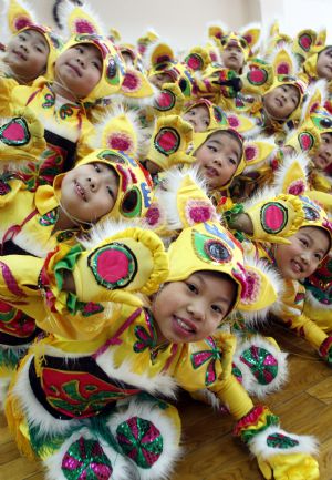 Children, parents in Tianjin celebrate New Year