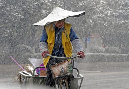 Snow hits C China, disrupting traffic