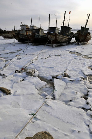 500 fishing boats stranded on sea ice