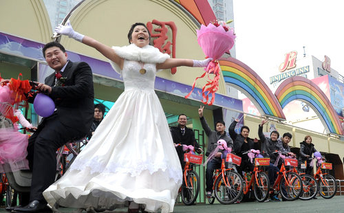 Couple peddle green wedding