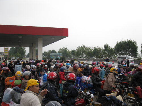 100,000 migrant workers motorbike home