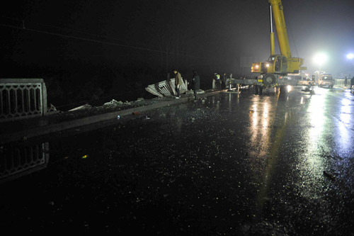 Rescue efforts under way after bus plunge in Henan