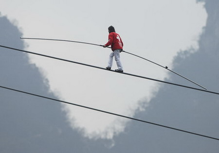 Wind puts stop to high-wire act