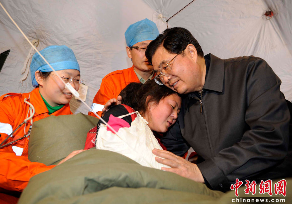 President Hu visits quake-hit Yushu