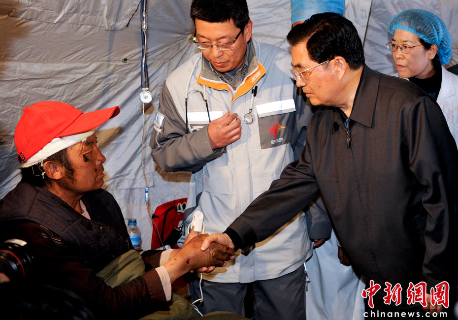 President Hu visits quake-hit Yushu