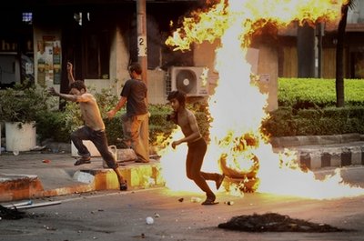 Protesters confront gov't crackdown in Bangkok