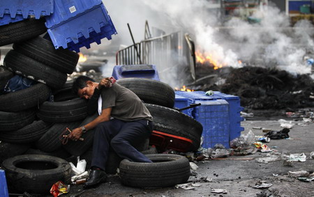 Protesters confront gov't crackdown in Bangkok