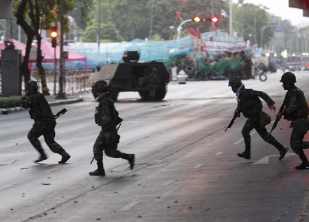 Thai troops mobilizing to disperse red shirts