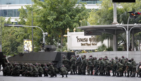 Thai troops mobilizing to disperse red shirts