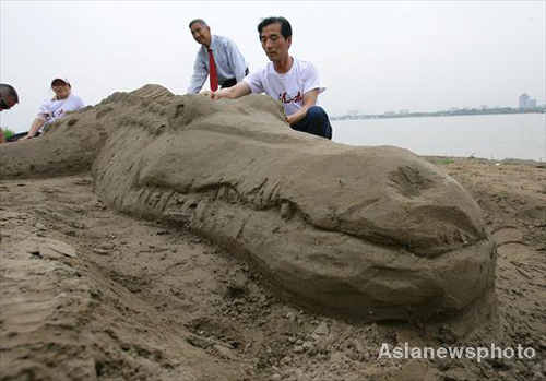 'African crocodile' comes ashore in Wuhan