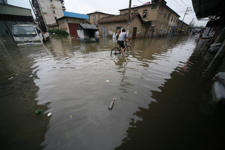 Over 165,000 evacuated in South China floods