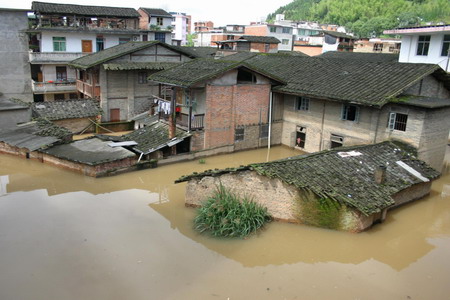 Over 165,000 evacuated in South China floods