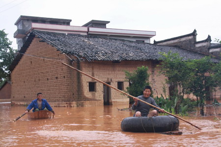 Over 165,000 evacuated in South China floods