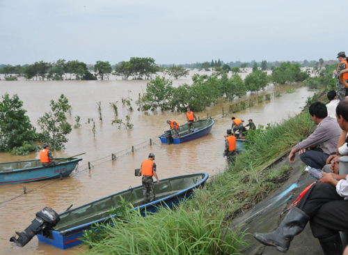 Heavy rain damages highway in Jiangxi