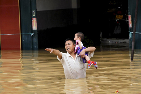 Residents evacuated after dyke breach in Jiangxi