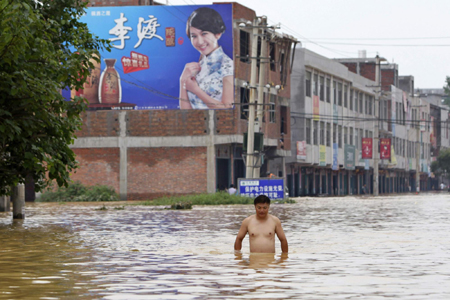 Residents evacuated after dyke breach in Jiangxi