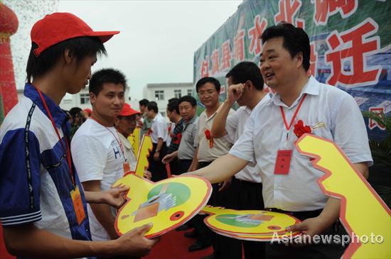 Resettlement for water project begins in C China