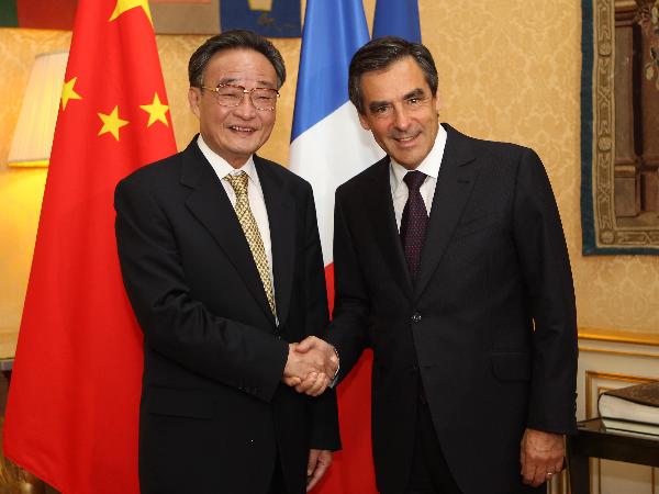 Top Chinese legislator visits France