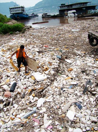 Floating garbage drifts to Three Gorges Reservoir